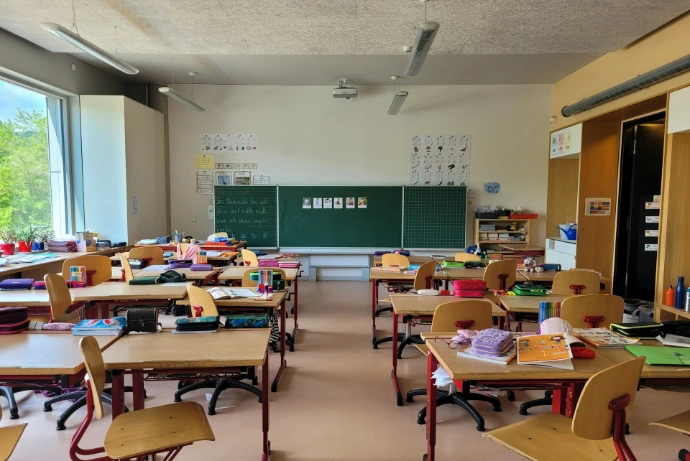 A classroom filled with lots of desks and chairs